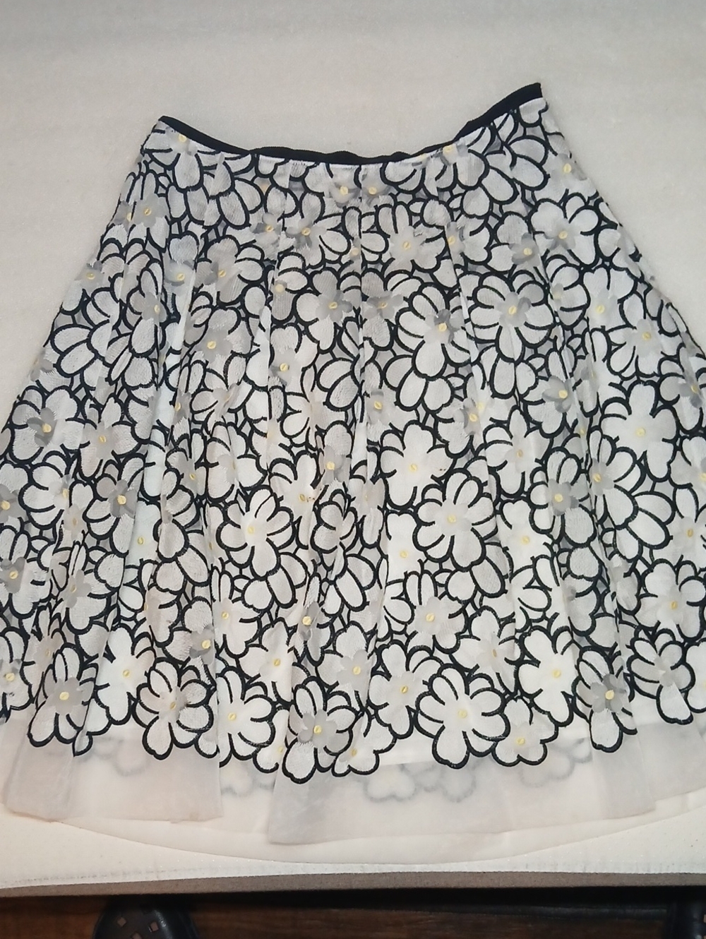 Talbots Size 6P Women's Floral Overlay Skirt embroidered White with Black Trim